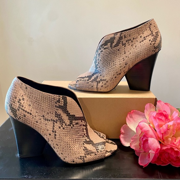 Vince Camuto Andrita Snakeskin Plunge Cut Stacked Heel Booties Size 8.5 - Picture 1 of 13